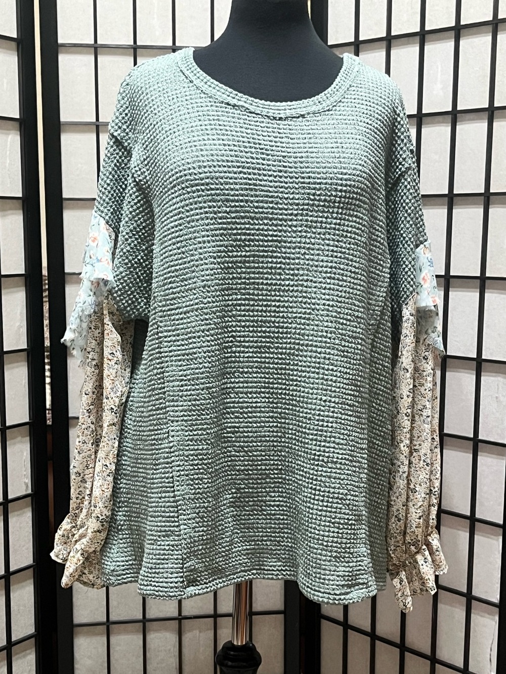 GIGIO USA Women's Sage Green Waffle Knit, RUFFLE RAW EDGE Floral Sleeve Top SZ L - Picture 3 of 13
